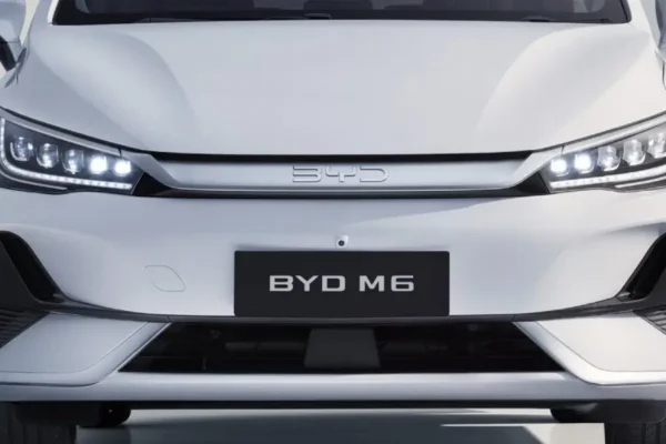BYD M6
